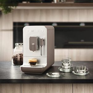 Smeg BCC02TPMEU Kompakte Kaffeevollautomat mit Dampffunktion Taupe