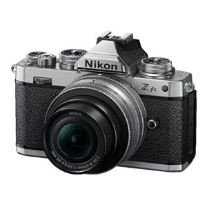 Nikon Z fc KIT Z DX 16-50 mm 1:3.5-6.3 VR Silver Edition (20.9 MP, OLED-Sucher mit 2.36 Millionen Bildpunkten, 11 Bilder pro Sekunde, Hybrid AF mit Fokus-Assistent, ISO 100-51.200, 4K UHD-Video)